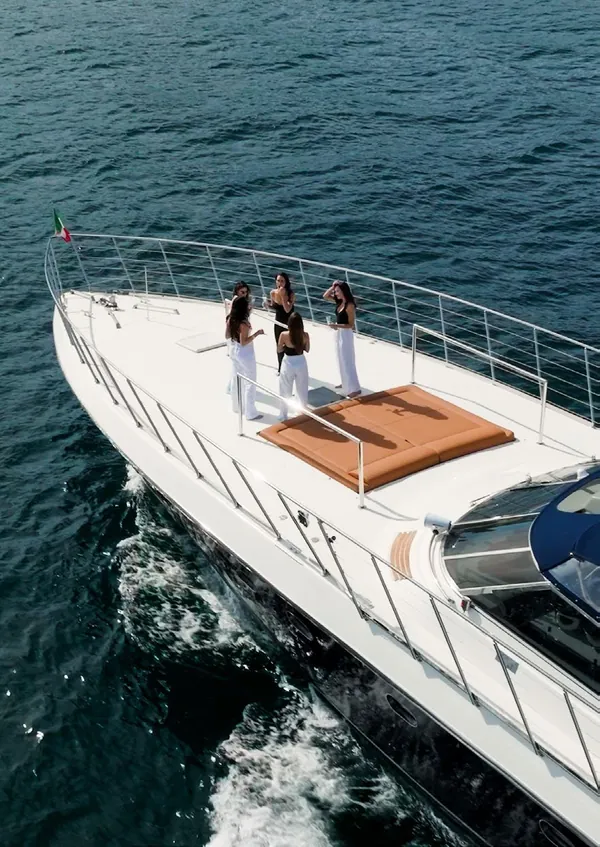 Three guests standing on the bow of Bote at anchor