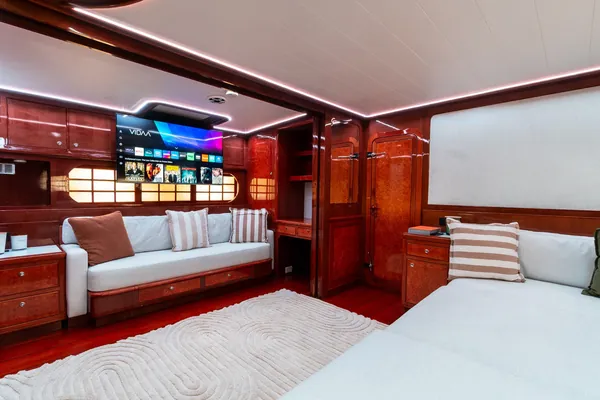 Saloon of Bote with television and daybeds